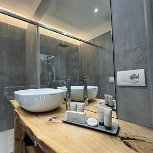 Camera superior con letto king size in edificio annesso